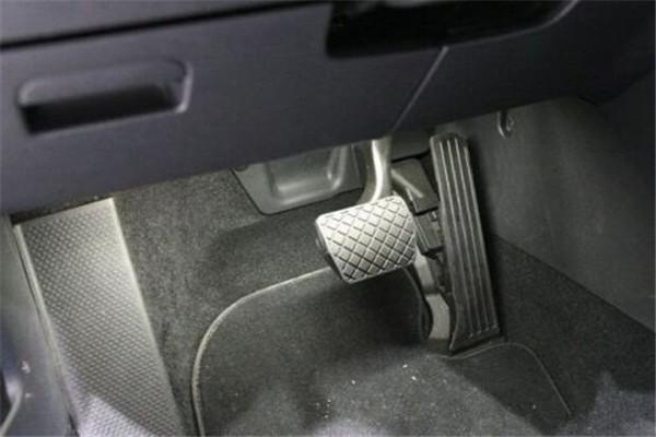 选车中心■新手司机如何避免错把油门当刹车，这一点很重要