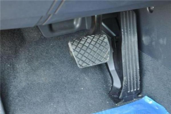 选车中心■新手司机如何避免错把油门当刹车，这一点很重要