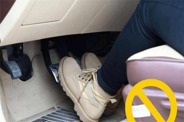 选车中心■新手司机如何避免错把油门当刹车，这一点很重要