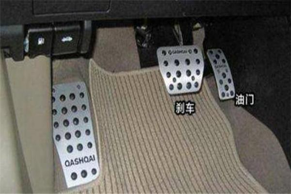 选车中心■新手司机如何避免错把油门当刹车，这一点很重要