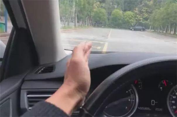 「猪猪奶茶丫」开车摸不准左右车轮位置？教你一招