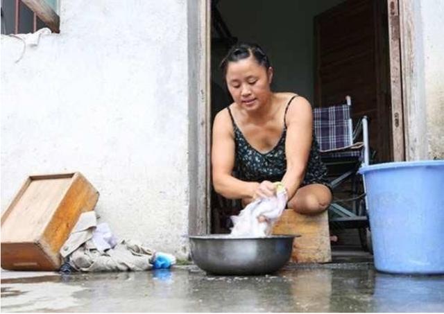 #柠檬美文#二夫妻共用一条腿：种菜干活样样不误，女儿称妈妈是最棒的