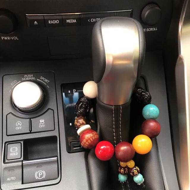 「车聚焦」为啥老司机挡把上都放串佛珠？是拿来做什么的呢？