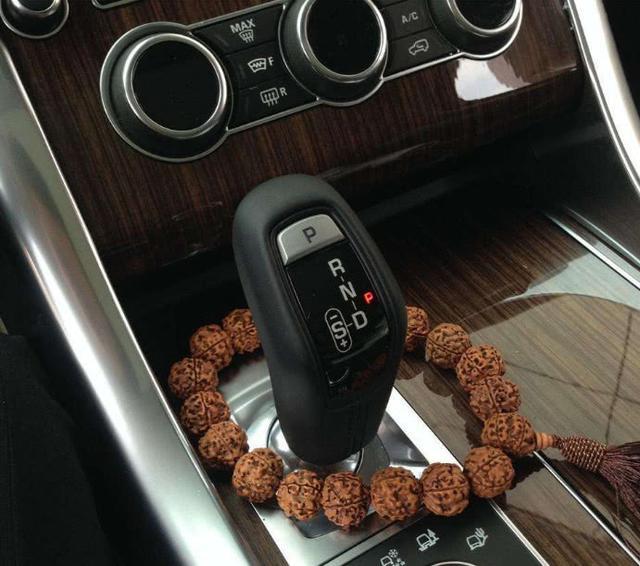 「车聚焦」为啥老司机挡把上都放串佛珠？是拿来做什么的呢？