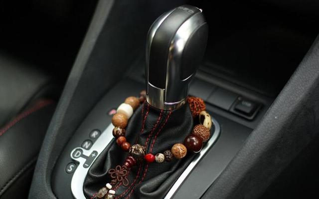 「车聚焦」为啥老司机挡把上都放串佛珠？是拿来做什么的呢？