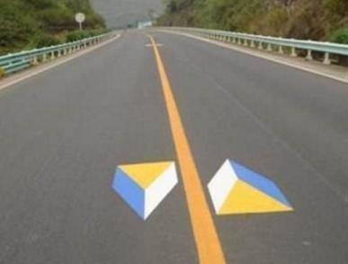 「下车让一下」高速上开车，遇到这四种标线要小心，开错可能会被扣12分