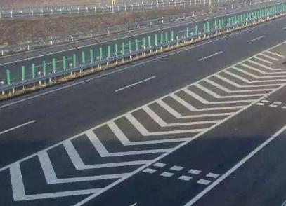 「下车让一下」高速上开车，遇到这四种标线要小心，开错可能会被扣12分