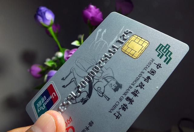 「温柔不美」儿子去世，儿媳改嫁，她送我一个保温杯，打开后我哭了