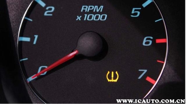 「藏车坊」仪表盘上的三个提示灯，亮了要及时停车检查