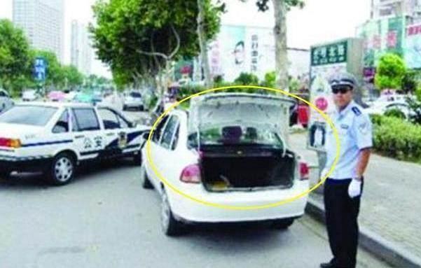 外车咖@路边停一排车，交警只罚银色丰田，其他后备箱开着的都没罚