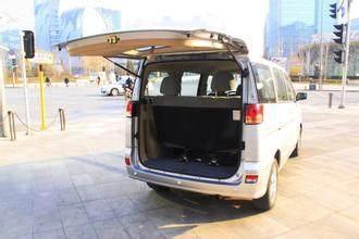 外车咖@路边停一排车，交警只罚银色丰田，其他后备箱开着的都没罚