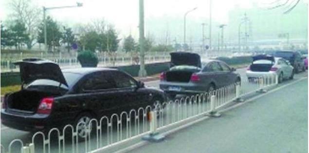 外车咖@路边停一排车，交警只罚银色丰田，其他后备箱开着的都没罚