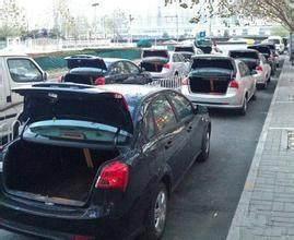 外车咖@路边停一排车，交警只罚银色丰田，其他后备箱开着的都没罚