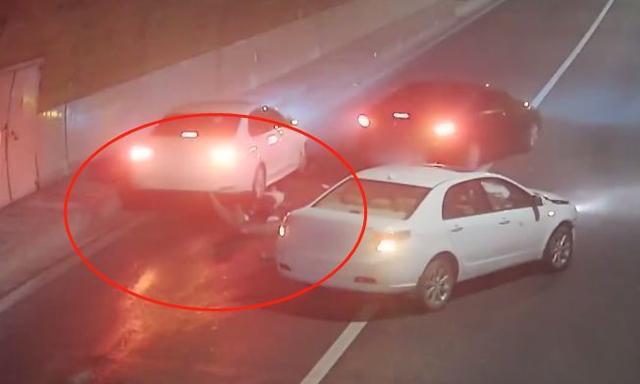 轿车失控撞上隧道壁，司机下车查看未放警示牌，遭后驶来车辆撞飞