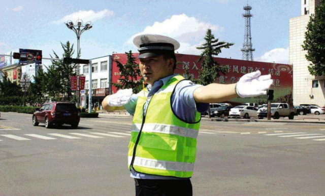 盐山县广播电视台■红灯等了10分钟不变，直接闯算违章？交警：最后再说一次