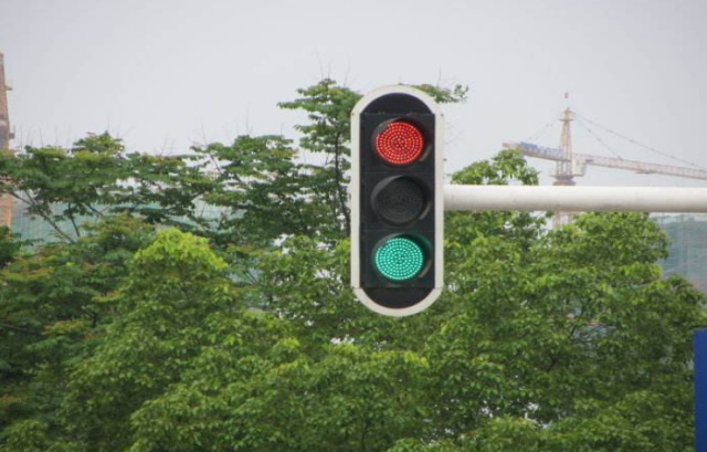 盐山县广播电视台■红灯等了10分钟不变，直接闯算违章？交警：最后再说一次