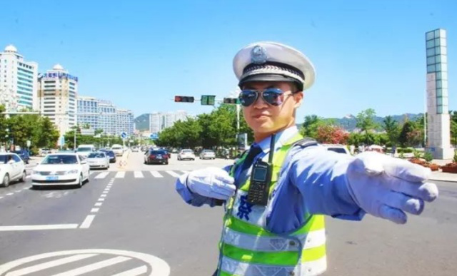 盐山县广播电视台■红灯等了10分钟不变，直接闯算违章？交警：最后再说一次