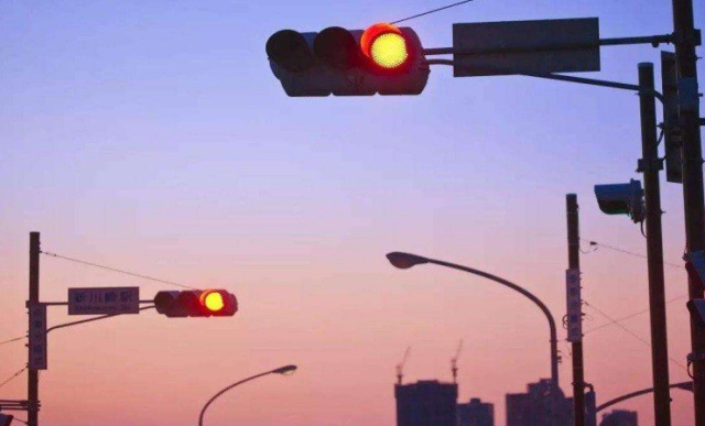 盐山县广播电视台■红灯等了10分钟不变，直接闯算违章？交警：最后再说一次