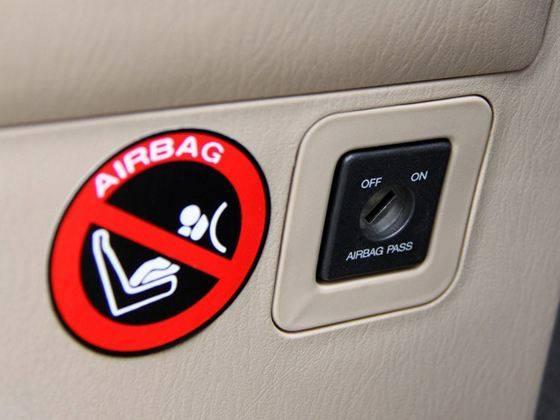 「车聚焦」汽车安全气囊是怎么弹出来的？原来这么简单？新手必读!