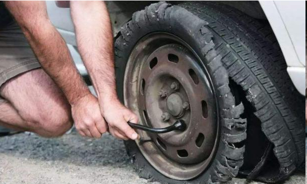 车车评：天冷了还在把胎压调到2.5？修车师傅都替你捏把汗：胆真大！