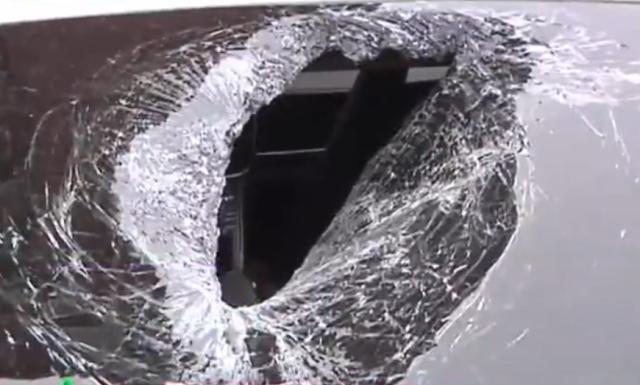 「新能源电动车知识」爱车要去当婚车，婚礼当天却被砸出大洞，车主：是个好日子