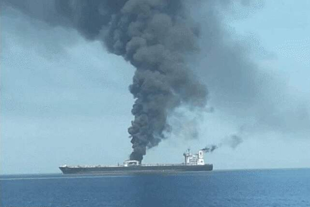 轰的一声巨响，油轮被炸出大洞，伊朗告上联合国，这三国就是凶手