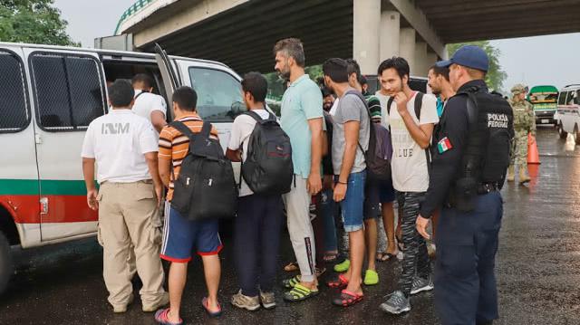 墨西哥首次订包机遣返三百多名印裔非法移民