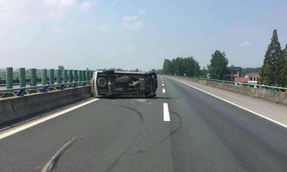 「玩车迷」高速开车飙到130，什么车最稳，什么车最飘？老司机回答戳中心窝