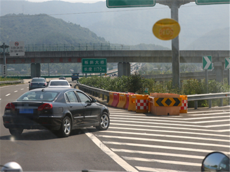 [瑶瑶说车讯]跑高速错过出口别着急，这个方法记住了！老司机：安全又合法！