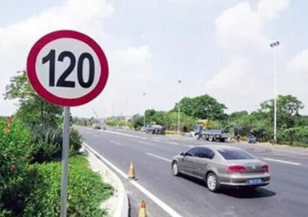 #下车让一下#高速上跑120，突然看到限速60，车主该如何做？交警：三个字