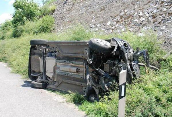 #下车让一下#高速上跑120，突然看到限速60，车主该如何做？交警：三个字