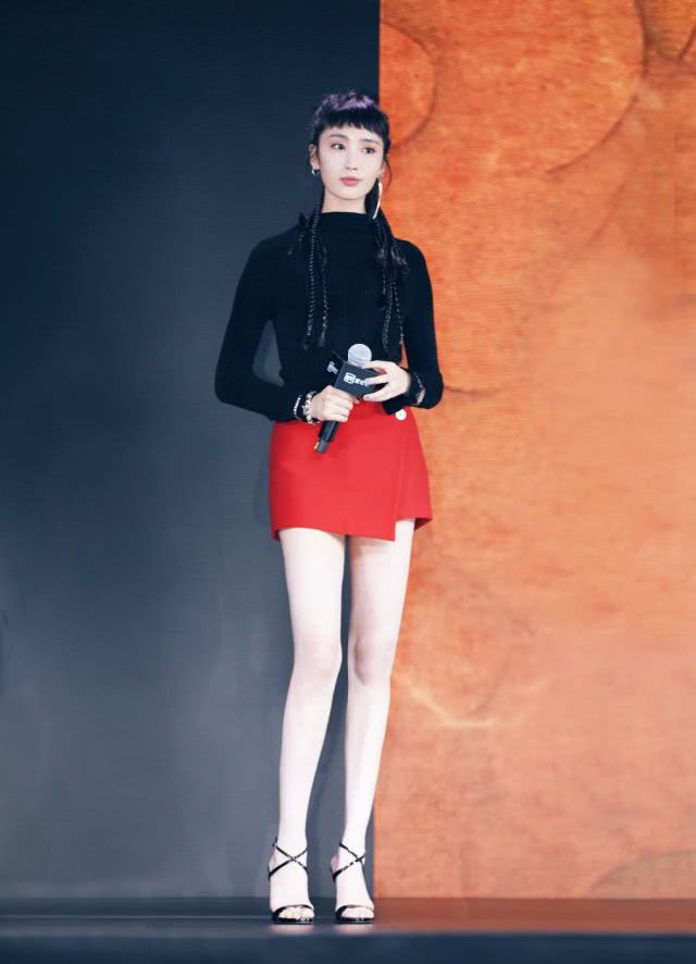 她是陈坤旗下小花被誉为“腿精”，穿高腰裤配短靴，比例更完美了