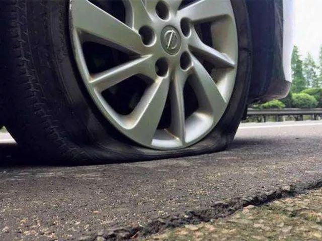 「山东高速交警城阳大队」生命诚可贵 必须要知道的几点汽车脱险常识