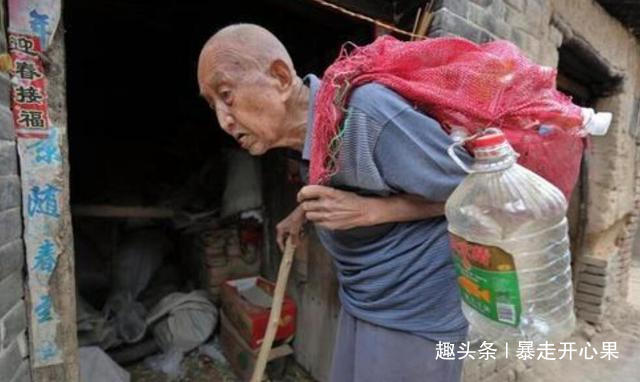 97岁拾荒老人积蓄被偷，警察查出惊人身世，结局感人……