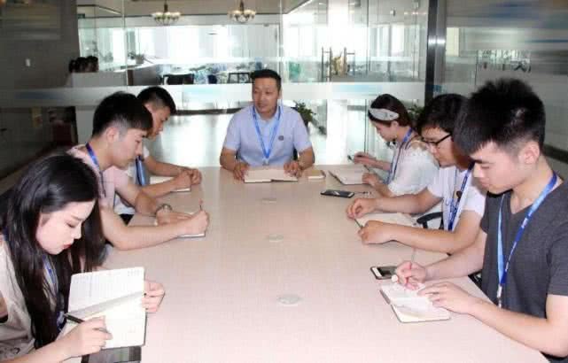 「敬师者也」新员工结婚后收了2万礼金，一周后却辞职，老板：人品太差