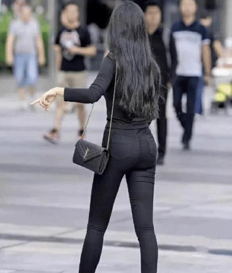 黑色紧身长裤街头拍摄，尽显高挑身姿！
