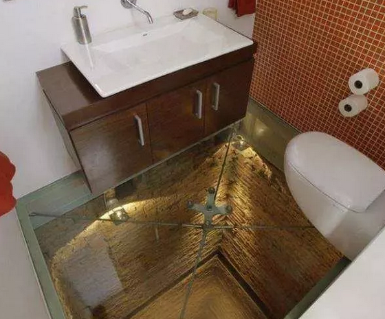 贵阳某卫生间现反人类设计，如厕时被透过镜子直播