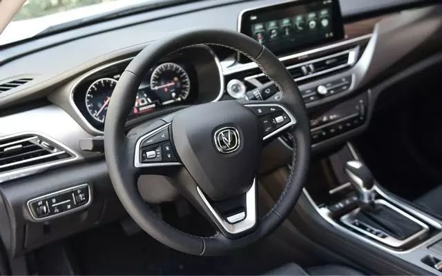 「DIOS车评」中国人打造的轿跑！雷克萨斯脸宝马内饰，只卖10万长得帅跑得快