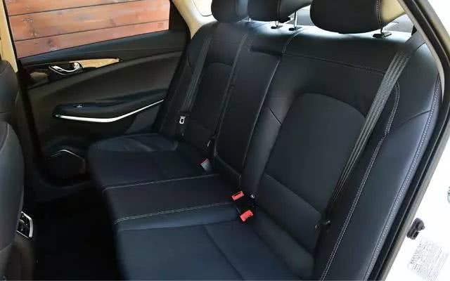 「DIOS车评」中国人打造的轿跑！雷克萨斯脸宝马内饰，只卖10万长得帅跑得快