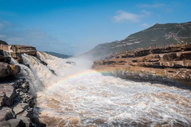 「车载娱乐」在黄河壶口瀑布边，听一汽奔腾向上奔腾的三大平台+四大系列故事