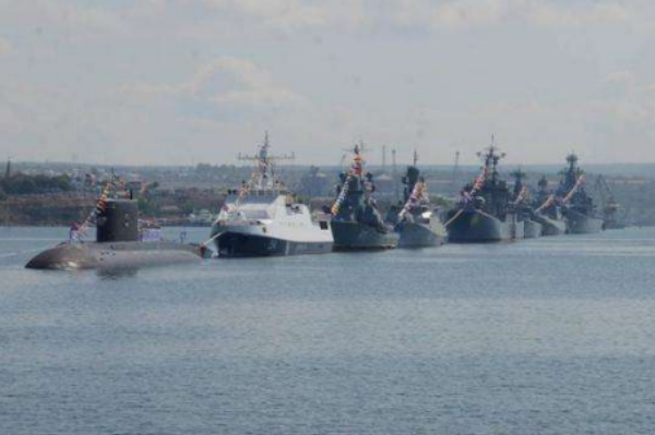 俄方海军水平快速下滑，一个港口说明下滑原因，战舰成为海底怪兽