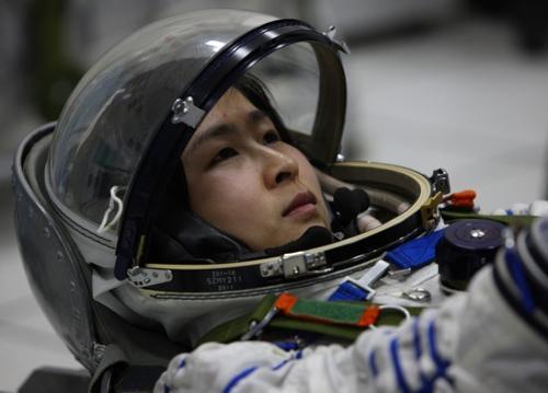 她是中国首位女性宇航员，随神舟九号返回地面后，如今生活如何？