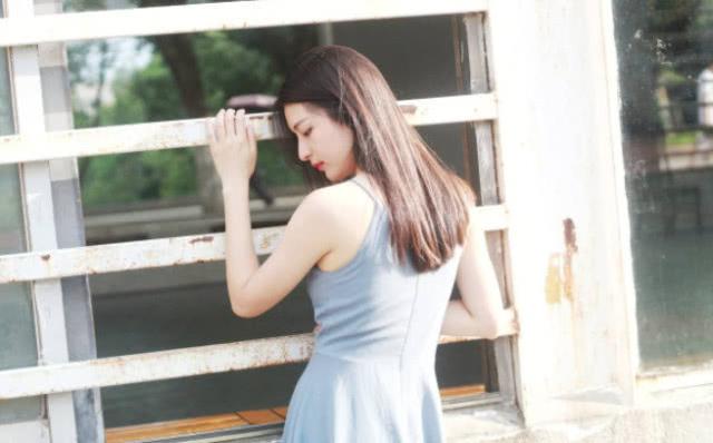 花弄影：晚上睡觉时，女人给你发这“五个字”，就是在说她很想你