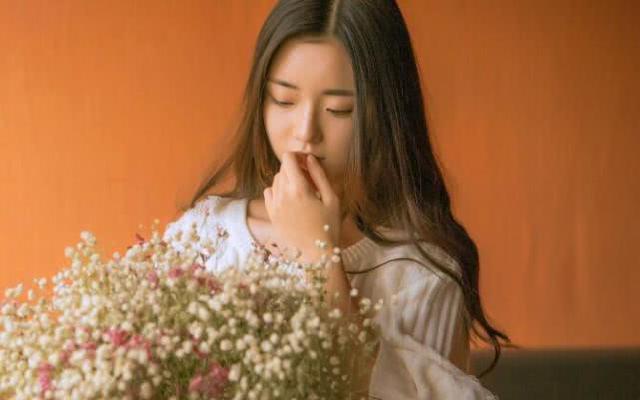 花弄影：晚上睡觉时，女人给你发这“五个字”，就是在说她很想你