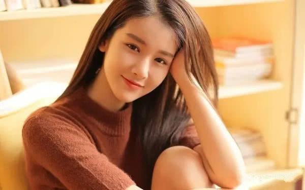 花弄影：晚上睡觉时，女人给你发这“五个字”，就是在说她很想你