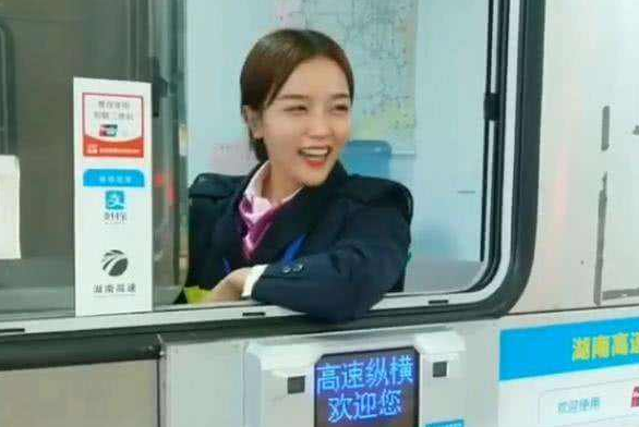 「农村小刘」为啥高速收费员底薪才2000，还有人愿意干？老员工：傻子才走