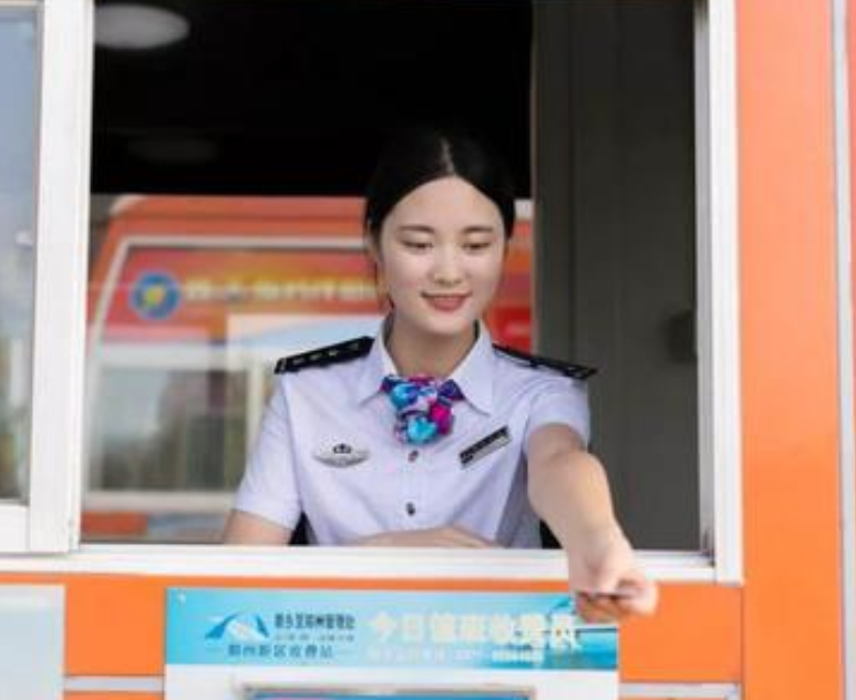 「农村小刘」为啥高速收费员底薪才2000，还有人愿意干？老员工：傻子才走