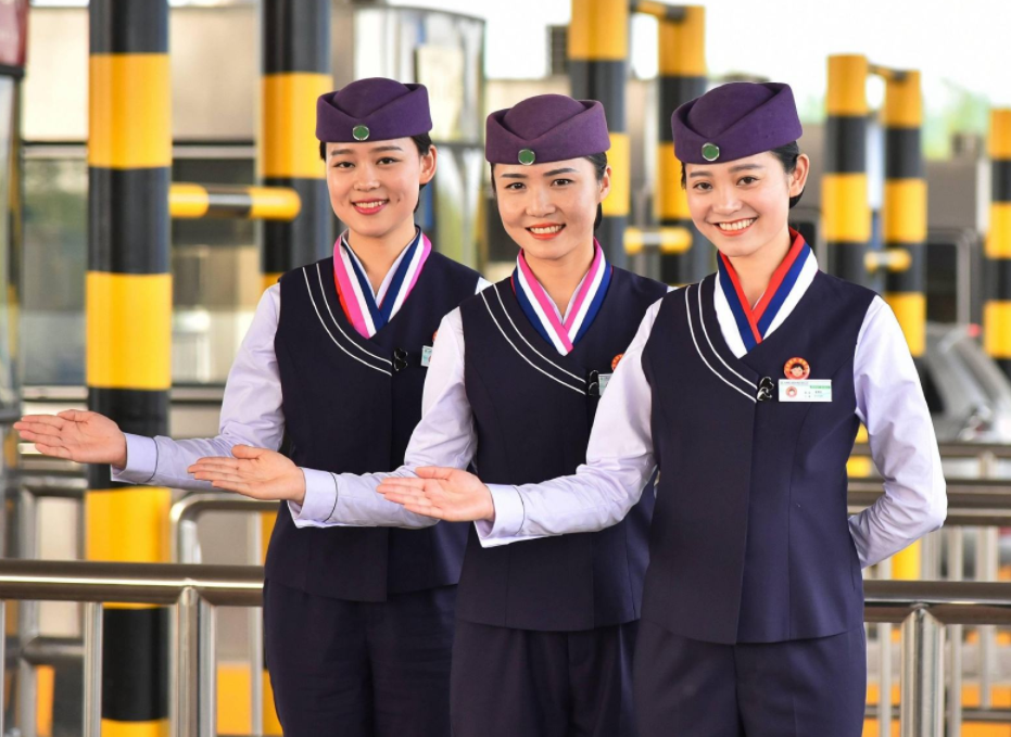 「农村小刘」为啥高速收费员底薪才2000，还有人愿意干？老员工：傻子才走