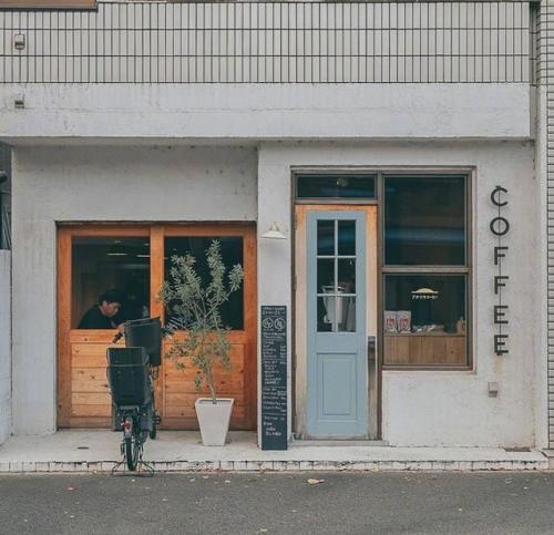 华云头条：网易云扎心热评，我现在可以不痛不痒，云淡风轻，谈笑风生，处惊不变