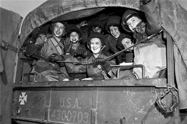 二战战场上的美女士兵，会抽烟、修坦克、开飞机